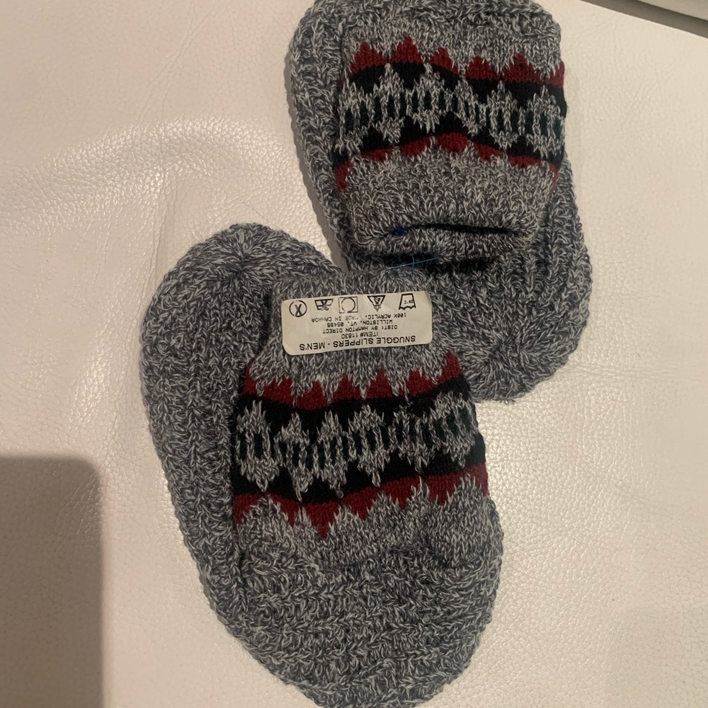 NWT Unisex M/W SNUGGLE Slippers. Fit shoe size 8 to 12. Made in CANADA